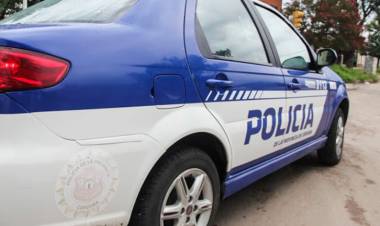 Tres hombres detenidos por agredir con caños y ladrillos a policías durante un procedimiento en barrio Sarmiento 