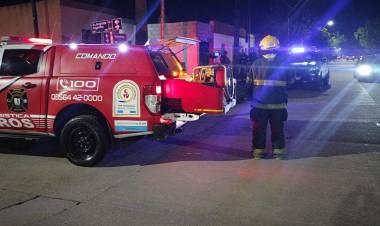 Motocicleta se incendió en el patio de una vivienda en barrio La Milka