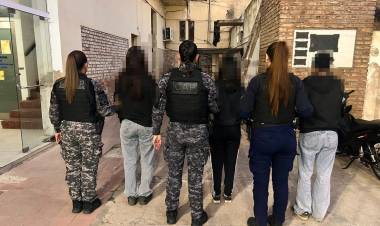 Dos adolescentes fueron aprehendidas por el hurto de maquillajes en un comercio céntrico