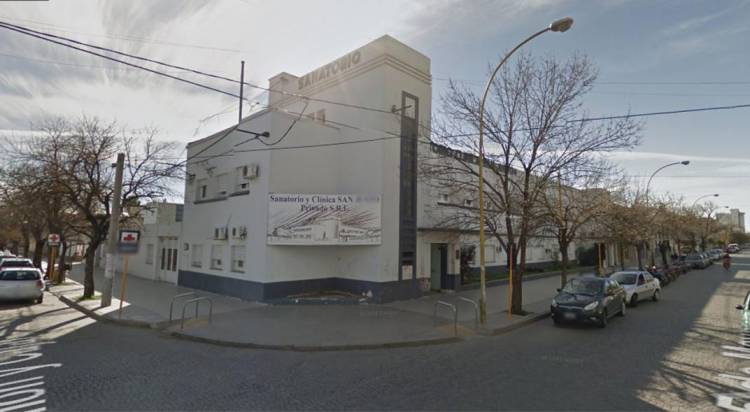 Vecino de la ciudad se          descompensó y estrelló su auto contra un departamento 