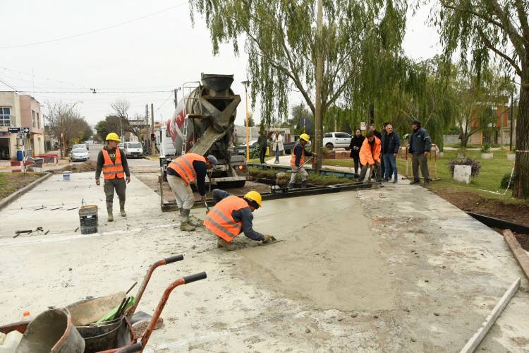 Etapa final de pavimentación de  los últimos cruces de vías del ex FFCC Mitre