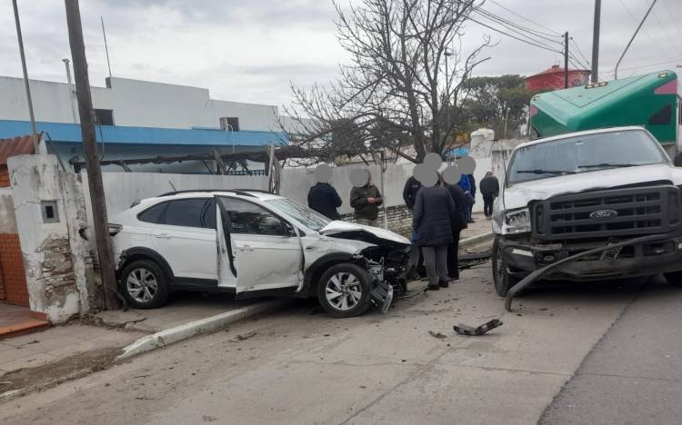 Accidente en Av. Cervantes entre dos vehículos 