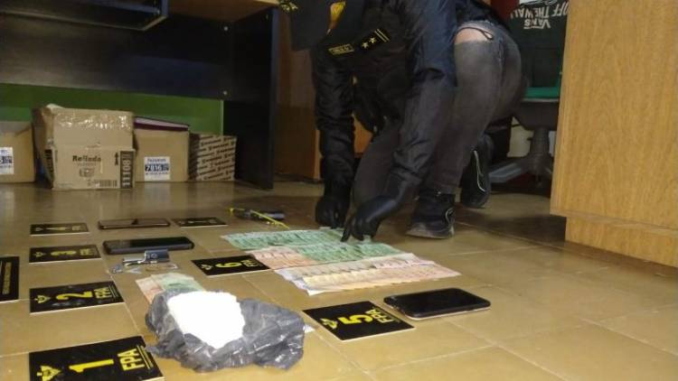 Freyre: detuvieron a tres sujetos con drogas y arma de fuego