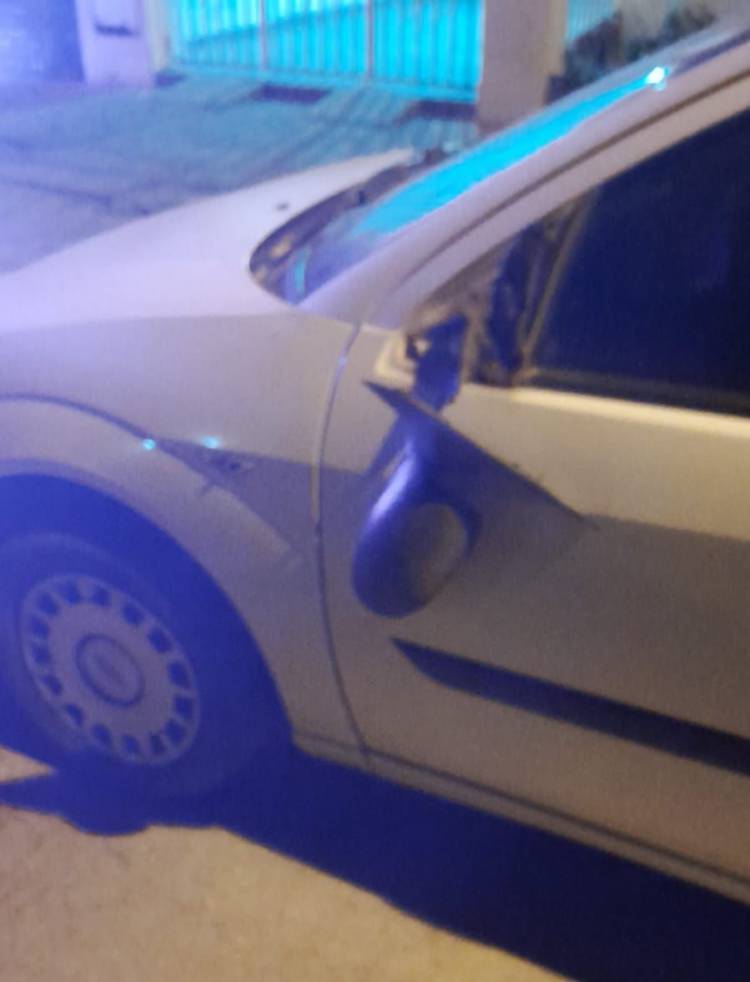 Motocicleta impacta contra auto estacionado en barrio Jardín 