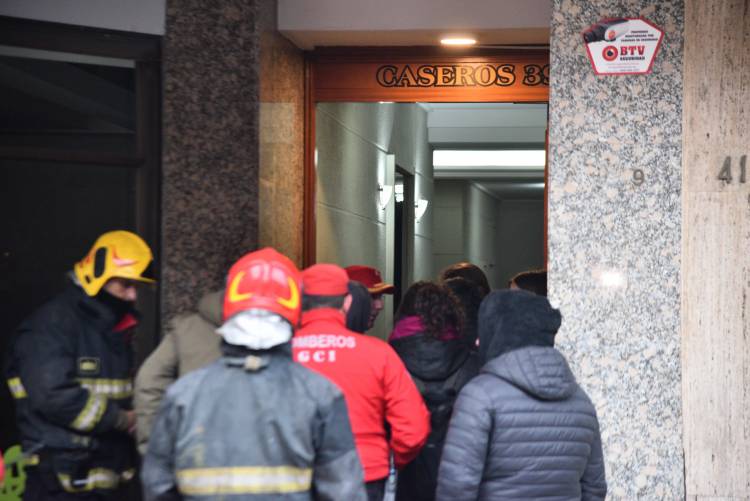 Córdoba: 4 muertos en un voraz incendio de un departamento 