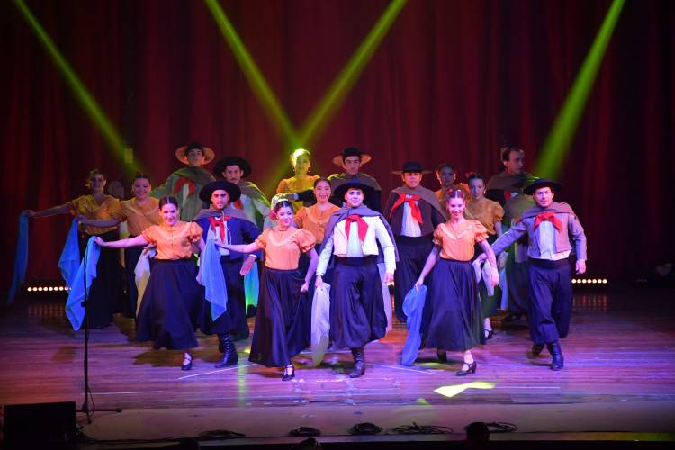 Con baile, actuación, música y canto se desarrollaron las Galas de Julio 