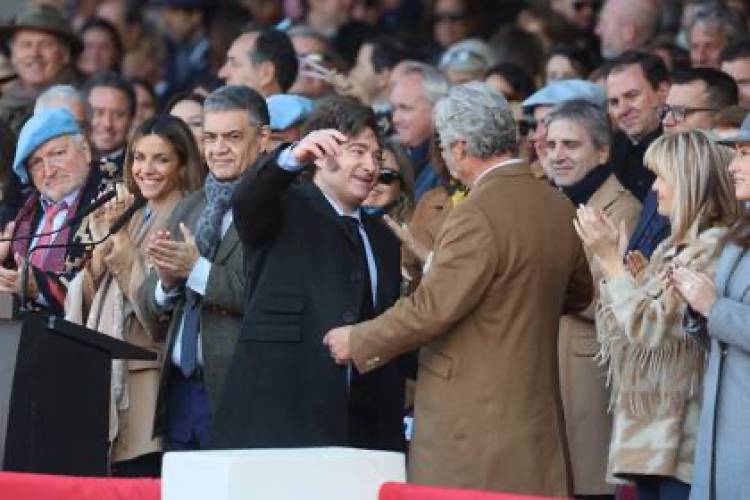 Milei se comprometió a eliminar el cepo y las retenciones en La Rural
