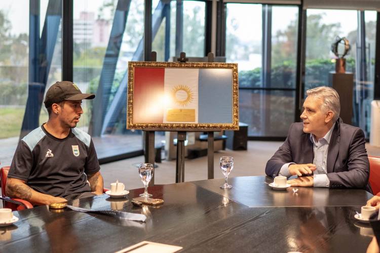 El gobernador Llaryora recibió al medallista de oro olímpico José “Maligno” Torres