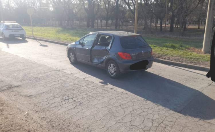 Fuerte choque entre auto y moto arrojó daños materiales 