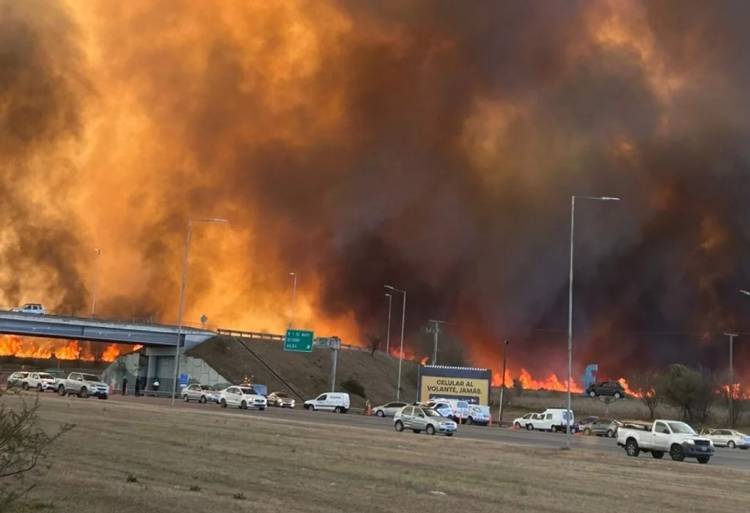 Voraz incendio en la autopista Córdoba – Carlos Paz