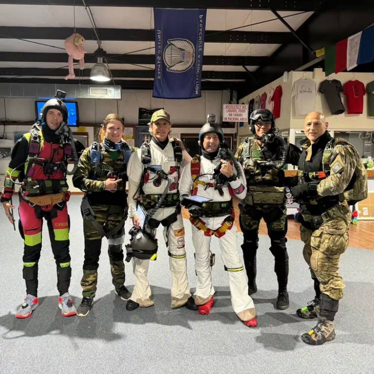 Dos paracaidistas argentinos establecieron un nuevo récord mundial con un salto nocturno desde la estratósfera