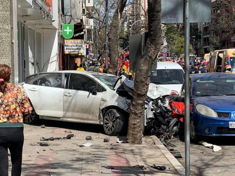 Impactante accidente en el centro de Córdoba deja 15 heridos y numerosos vehículos dañados