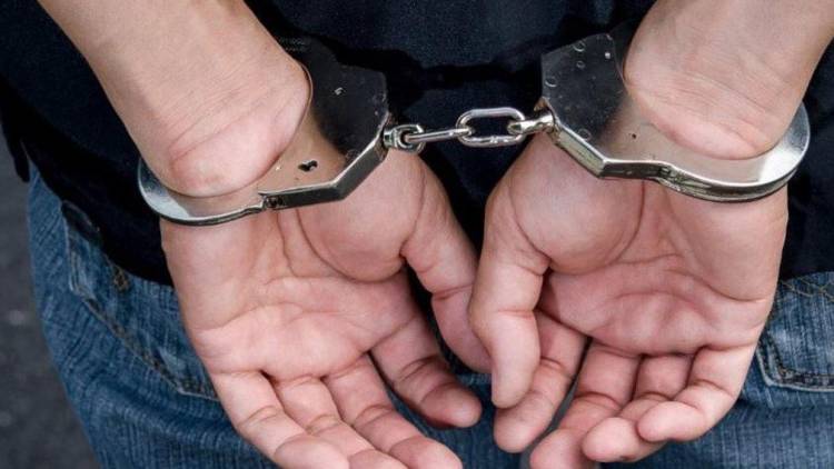 Un hombre y una mujer detenidos por la policía tras distintos controles 