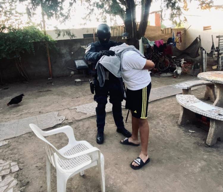 Arroyito: escuchó ingresar a la FPA y arrojó la cocaína a la casa del vecino 