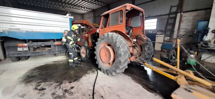 Se incendió un tractor en un taller mecánico de la ciudad 