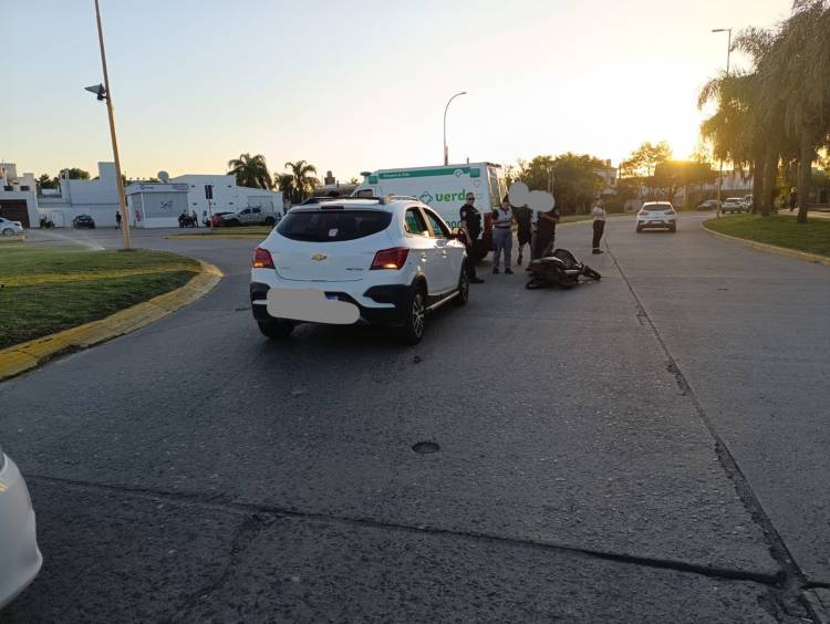 Accidente de tránsito en la rotonda de Urquiza y Cervantes
