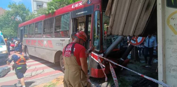 Colectivo de ERSA impactó frente a un kiosco del centro de Córdoba: hay heridos