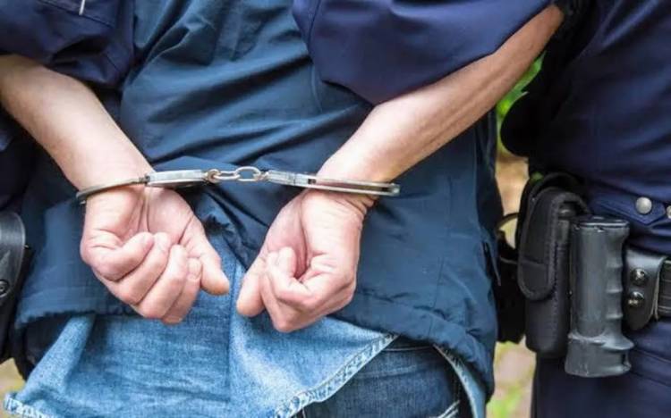 Policía local detiene a tres personas con pedido de captura