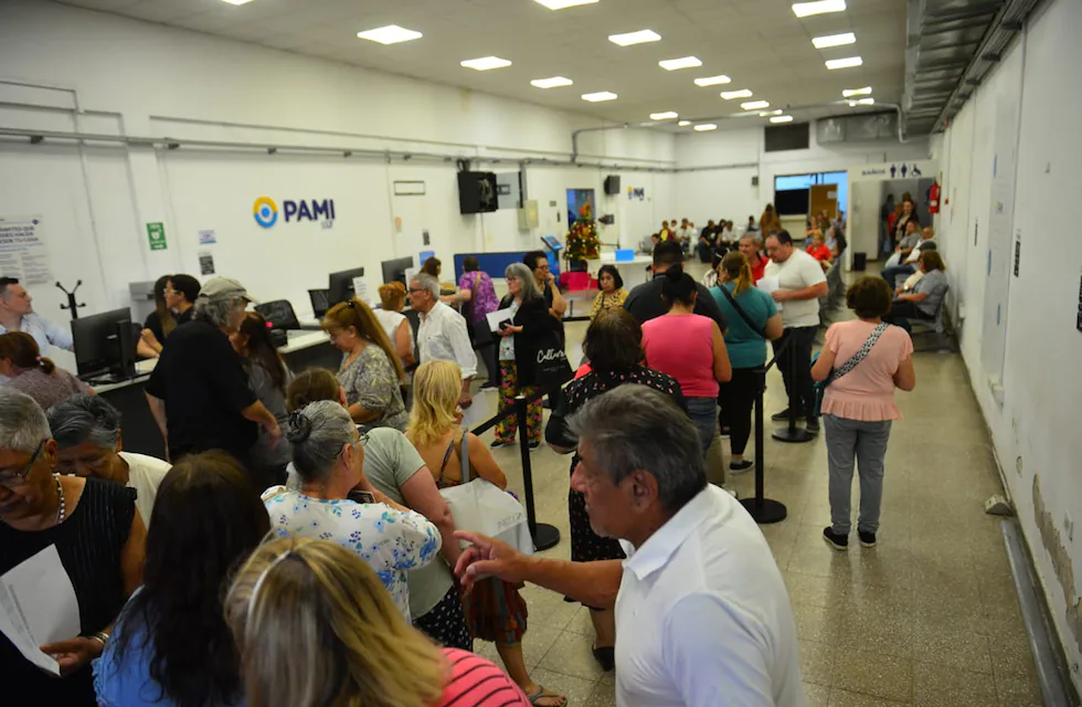 Conmoción en el Pami Córdoba: un jubilado se roció con combustible e intentó prenderse fuego