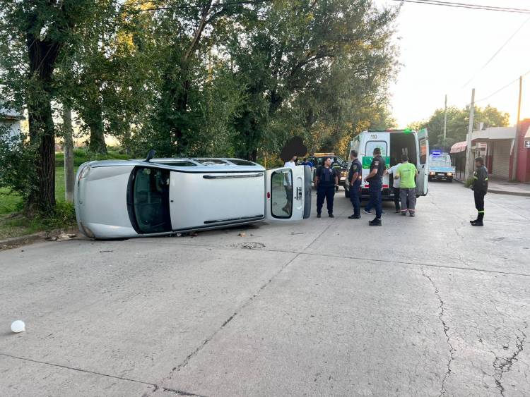 Volcó una camioneta esta mañana en barrio La Milka  
