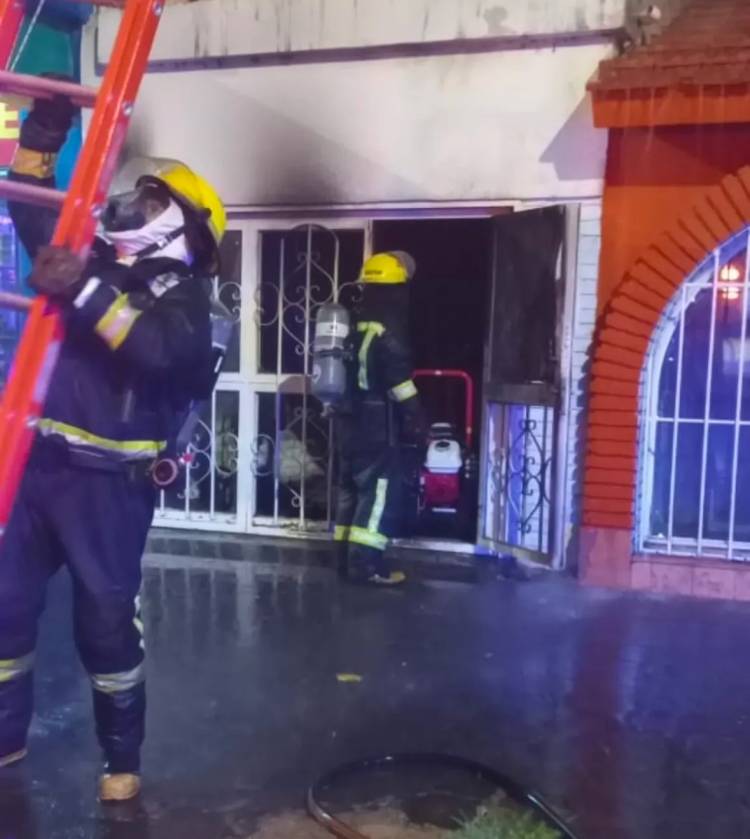 Bomberos de Frontera apagaron fuego de vivienda y rescataron a perro de su interior 