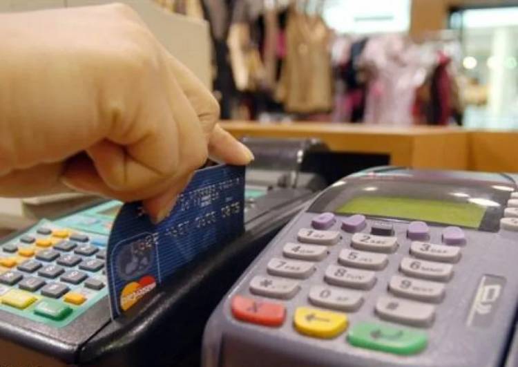El BCRA habilitó una opción para pagar en dólares con débito o en cuotas: todos los detalles