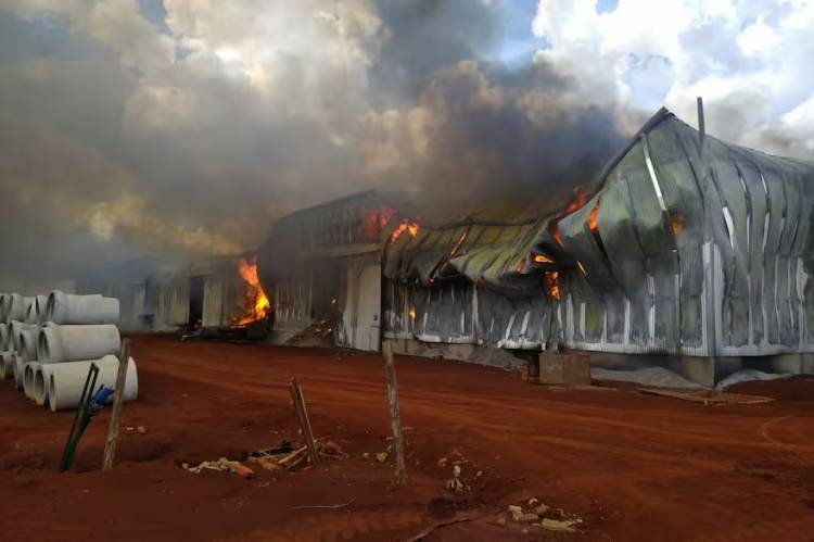 Pérdida millonaria por un incendio en un depósito de yerba Playadito en Corrientes 