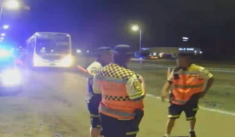 Un colectivero se durmió y casi atropella a policías de la caminera 