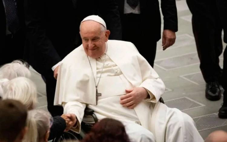 El Papa Francisco presenta "leve mejoría" y la insuficiencia renal “ha remitido” completamente