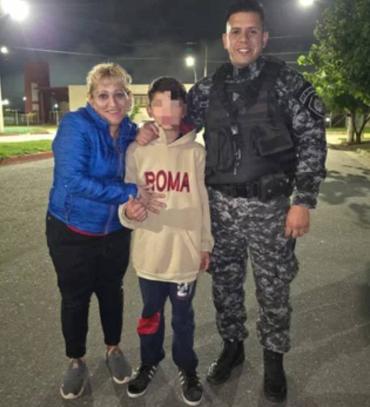Un policía salvó la vida de un niño de 13 años que se había ahogado con un objeto plástico