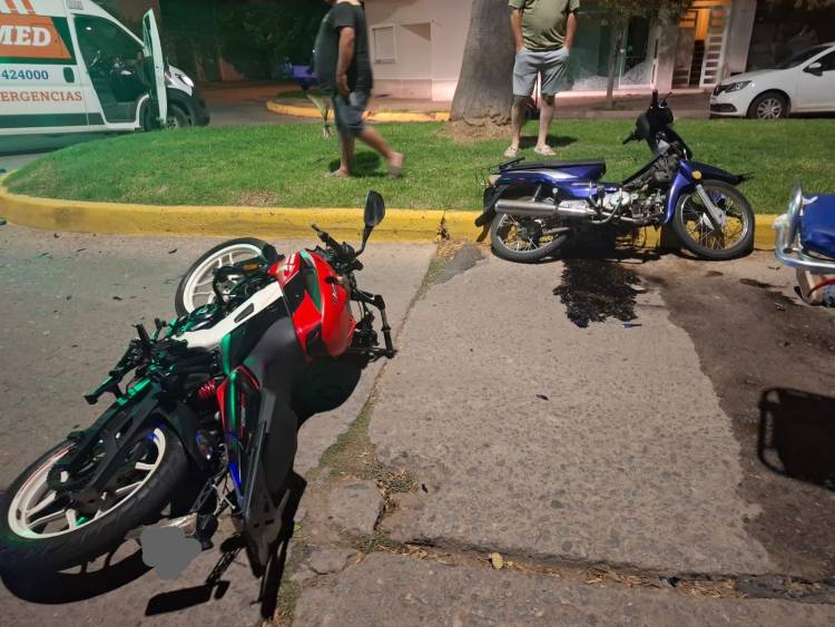 Mujer fracturada en su pie tras accidente entre motos