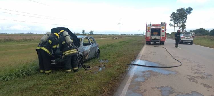 Un automóvil tomó fuego en Ruta Provincial N° 1 en cercanías a Freyre 