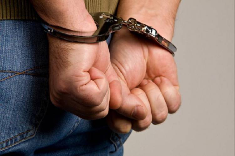 Detienen en loteo Palmares a sujeto con pedido de captura por robo con arma de fuego 