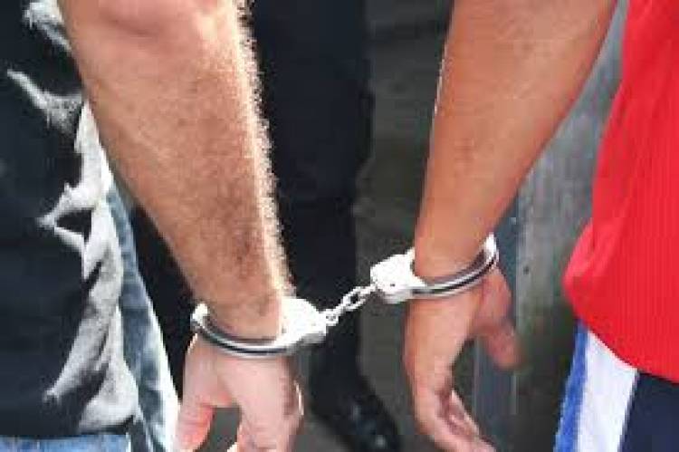 Detienen a dos peligrosos sujetos con un arma de fuego de guerra en su poder