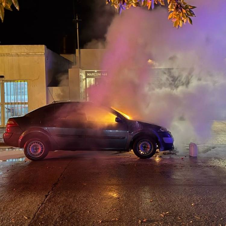 Bomberos Voluntarios trabajó en el incendio de un vehículo por calle Marconi 