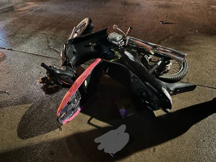 Dos personas fracturadas tras accidente de motos en barrio Hospital