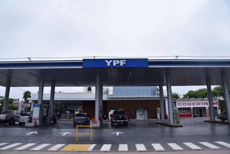 Desde mayo YPF bajará un 4% el precio de sus combustibles 
