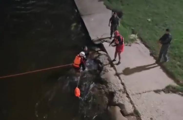 Robo, fuga y rescate en el Suquía: nadó 2 kilómetros para escapar de la Policía