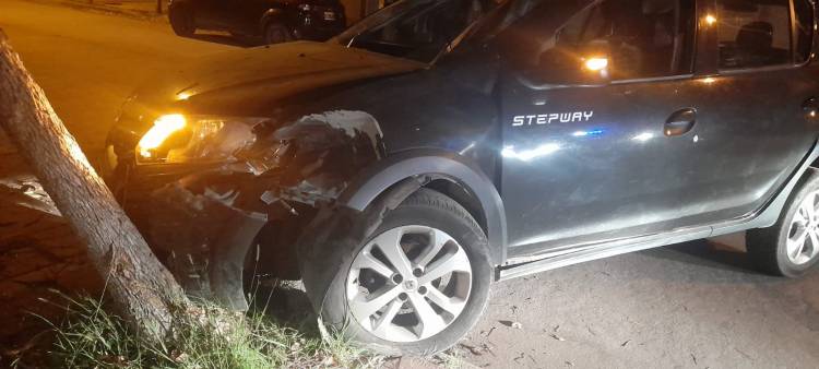 Perdió el control y chocó contra un árbol: cinco jóvenes ilesos tras accidente 