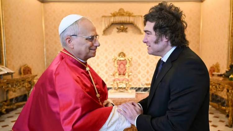 Milei se reunió con el Papa León XIV, quien confirmó su próxima visita a la Argentina