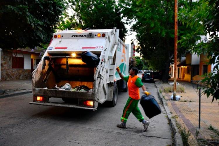 Las Varillas: falleció un empleado municipal tras caer del camión de la basura y ser arrollado por el mismo