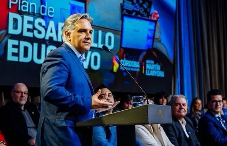 Llaryora presentó una asignación estímulo para el personal de salud y una nueva ley que unifica el régimen laboral del sector