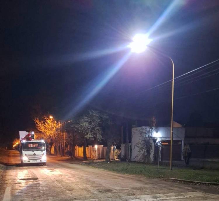 Renuevan el alumbrado público en barrio El Prado