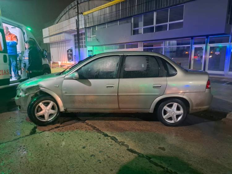 Accidente en barrio José Hernandez: colisionó un auto y escapó del lugar