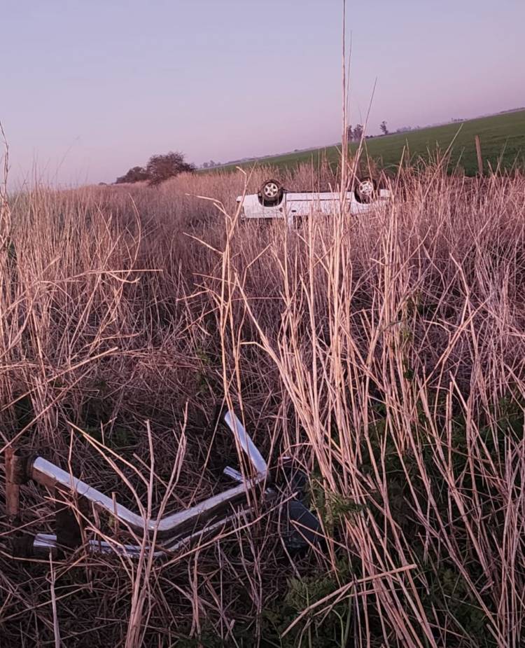 Grave accidente en Sacanta: un hombre resultó con fracturas tras el vuelco de una camioneta