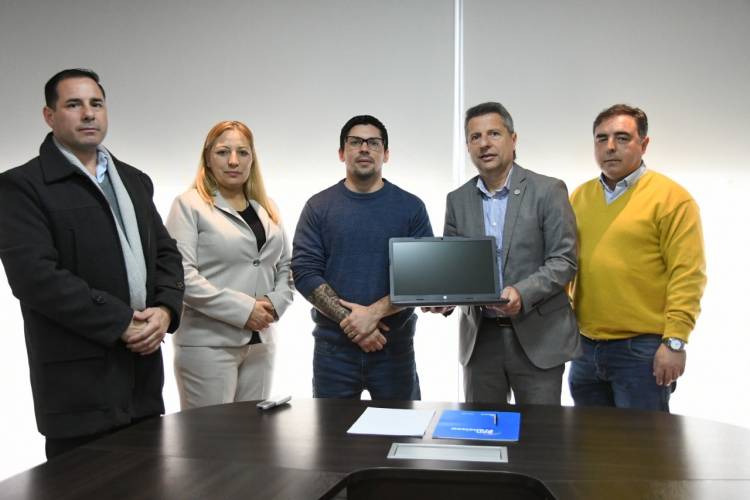 El municipio entregó una notebook a la División de investigaciones de la Policía de Córdoba