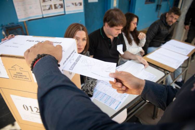 Elecciones nacionales 2025: El Gobierno oficializó los montos que cobrarán autoridades de mesa y delegados en los comicios de octubre 