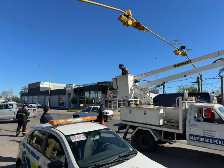 Municipio instala en semáforos sistema LPR de lectora de matrículas y seguridad vehicular en la ciudad