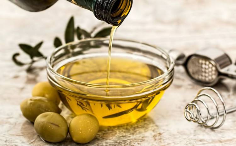 La ANMAT prohibió la venta de dos marcas de aceite de oliva por irregularidades en su rotulado