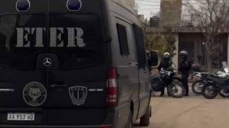 ETER se enfrentó a tiros frente a delincuentes que robaban un comercio en el Interprovincial